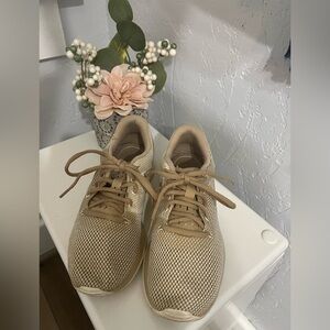 Nike Women’s Tennis Shoe Size 7.  Tan and White.